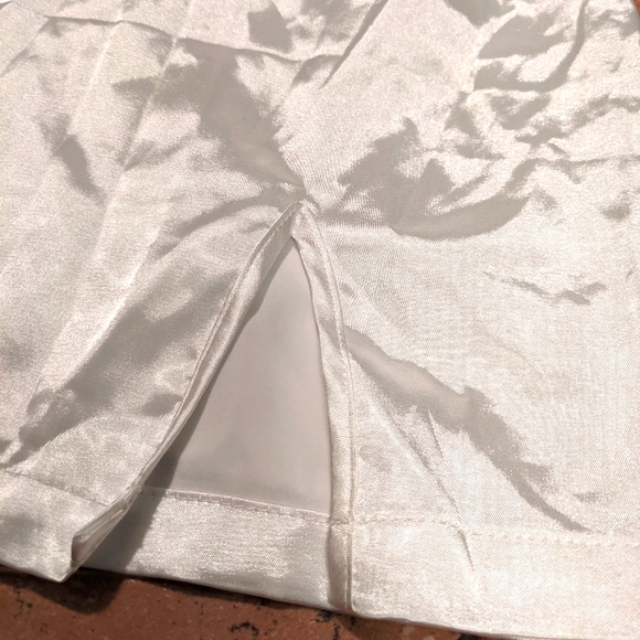 Satin lightweight white mini skirt with slit - Picture 3 of 4